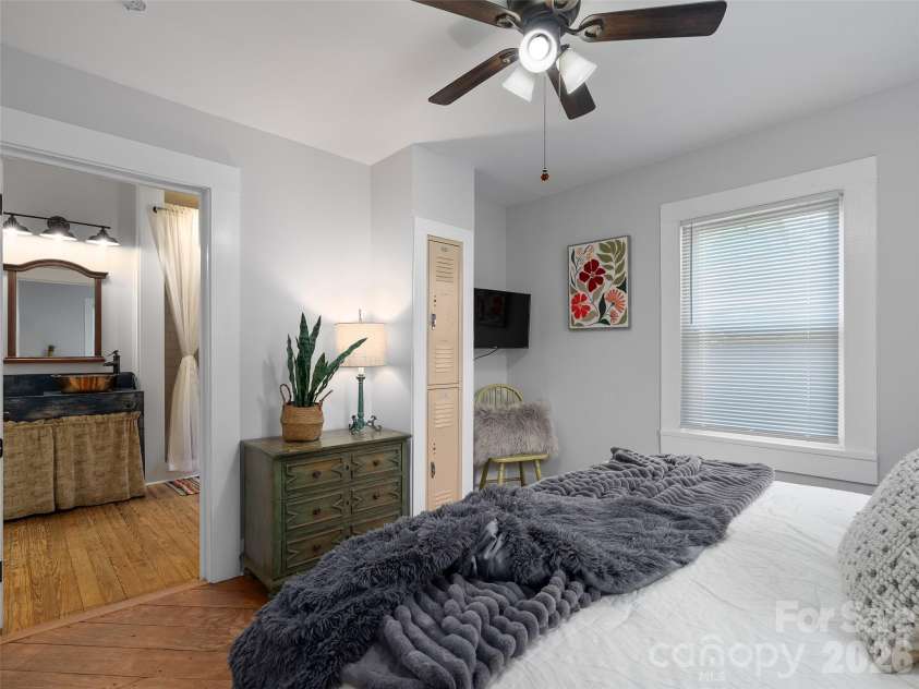 15 Craig Circle, Asheville, NC 28805.  MLS# CAR4395513, YatesRealty ID 34050. 