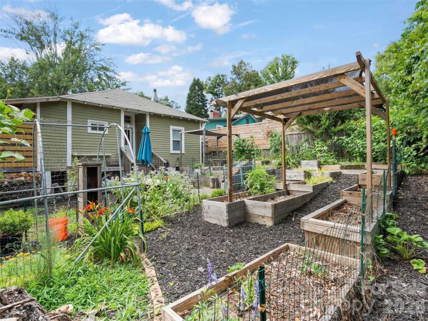 15 Craig Circle, Asheville, NC 28805.  MLS# CAR4395513, YatesRealty ID 34050. Amazing garden space in backyard