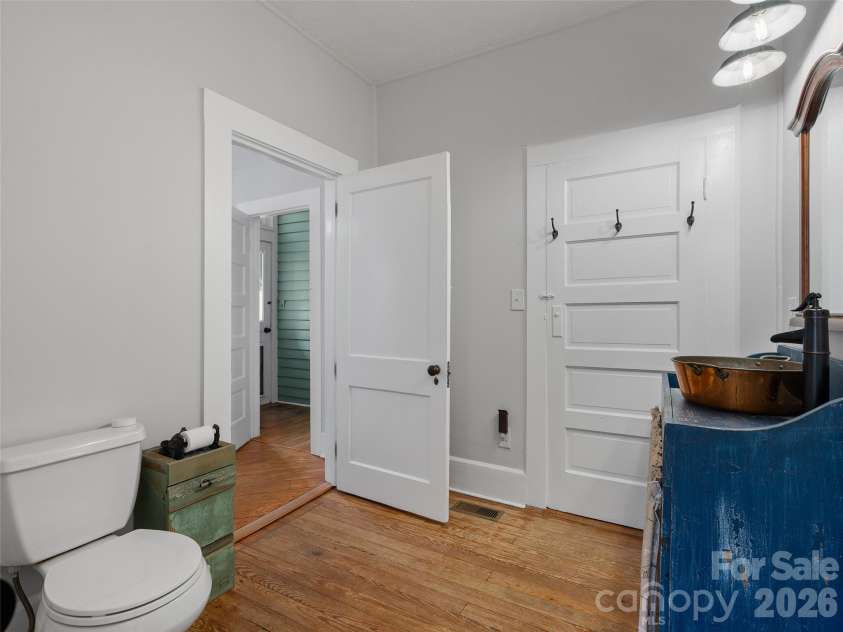 15 Craig Circle, Asheville, NC 28805.  MLS# CAR4395513, YatesRealty ID 34050. EnSuite is spacious and bright