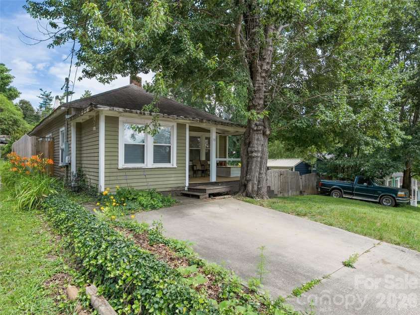 15 Craig Circle, Asheville, NC 28805.  MLS# CAR4395513, YatesRealty ID 34050. Front View/ Driveway
