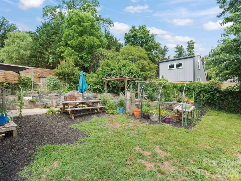 15 Craig Circle, Asheville, NC 28805.  MLS# CAR4395513, YatesRealty ID 34050. Large backyard