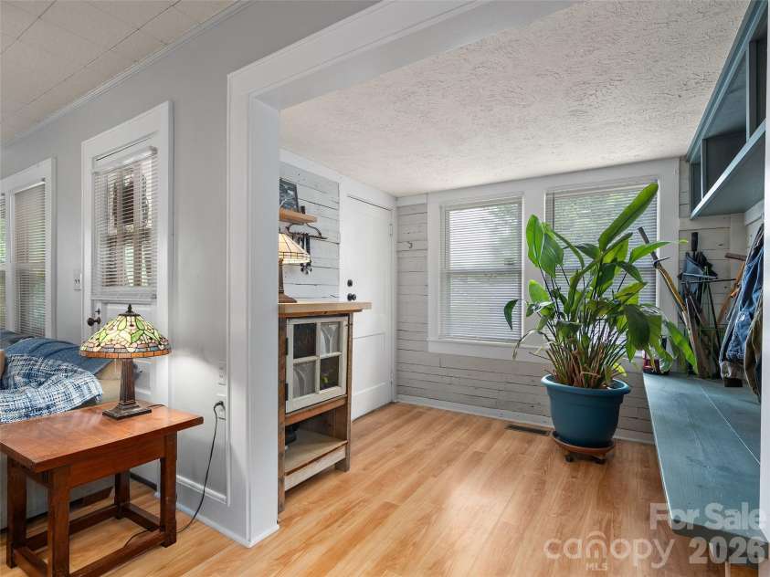 15 Craig Circle, Asheville, NC 28805.  MLS# CAR4395513, YatesRealty ID 34050. Spacious and bright entryway