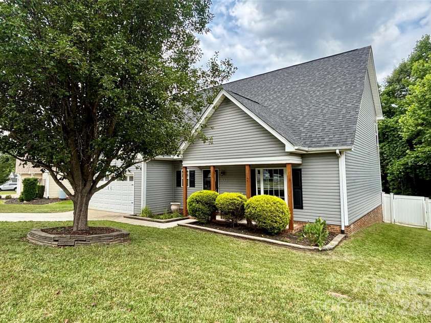 229 17th Avenue, Hickory, NC 28602.  MLS# CAR4396861, YatesRealty ID 34051. 