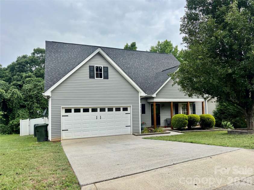 229 17th Avenue, Hickory, NC 28602.  MLS# CAR4396861, YatesRealty ID 34051. 