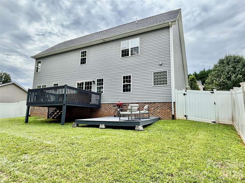 229 17th Avenue, Hickory, NC 28602.  MLS# CAR4396861, YatesRealty ID 34051. Main Level laundry room