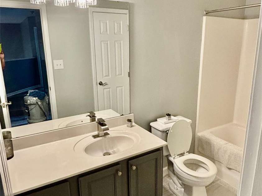 229 17th Avenue, Hickory, NC 28602.  MLS# CAR4396861, YatesRealty ID 34051. Upstairs hall bath