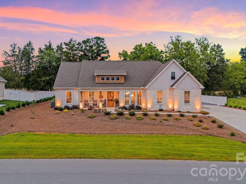 207 Wynnfall Drive, Lexington, NC 27295.  MLS# CAR4393913, YatesRealty ID 34052. 