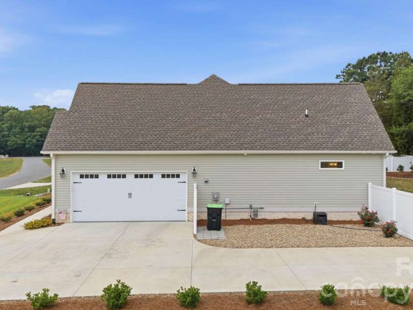 207 Wynnfall Drive, Lexington, NC 27295.  MLS# CAR4393913, YatesRealty ID 34052. 