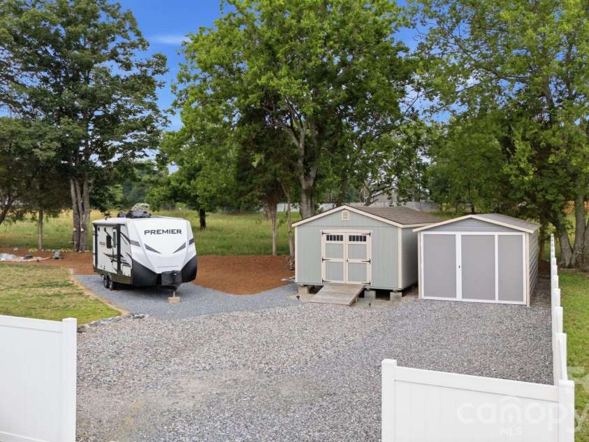 207 Wynnfall Drive, Lexington, NC 27295.  MLS# CAR4393913, YatesRealty ID 34052. 