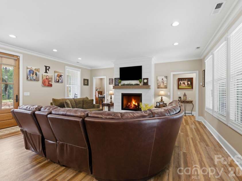207 Wynnfall Drive, Lexington, NC 27295.  MLS# CAR4393913, YatesRealty ID 34052. 