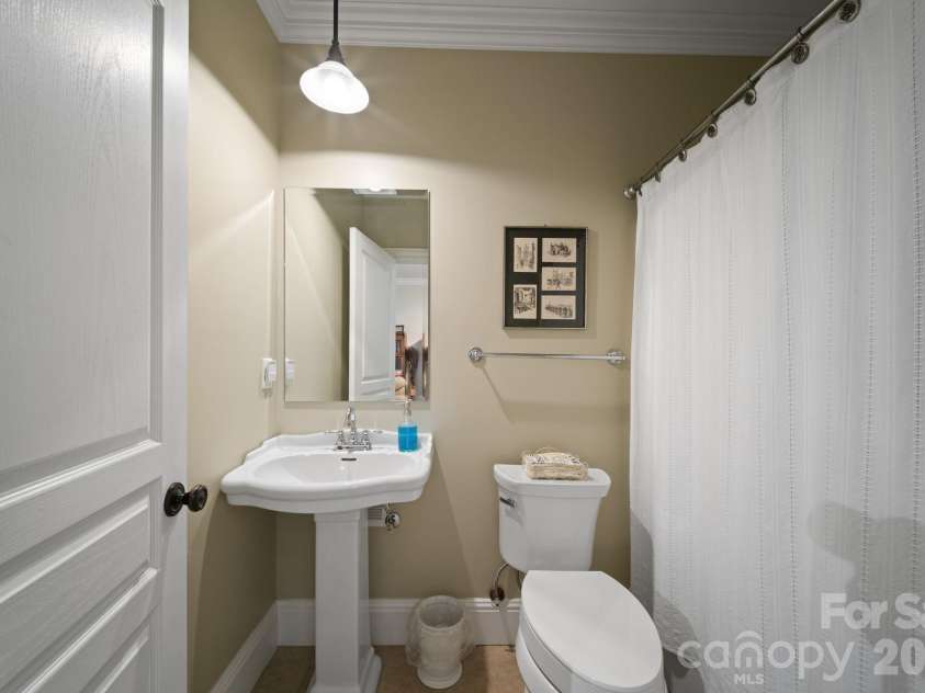 195 Oak Lane, Mars Hill, NC 28754.  MLS# CAR4394018, YatesRealty ID 34054. 3rd full bath