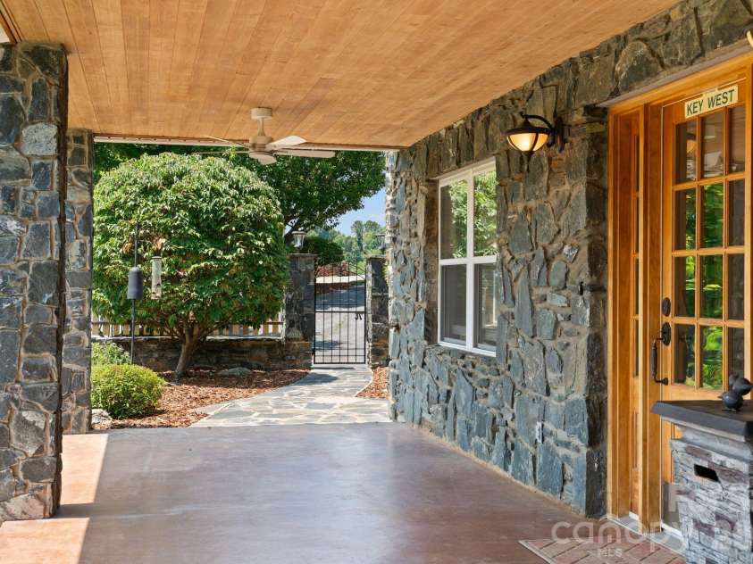 195 Oak Lane, Mars Hill, NC 28754.  MLS# CAR4394018, YatesRealty ID 34054. 
