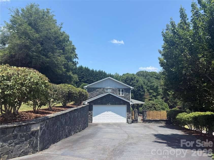 195 Oak Lane, Mars Hill, NC 28754.  MLS# CAR4394018, YatesRealty ID 34054. 