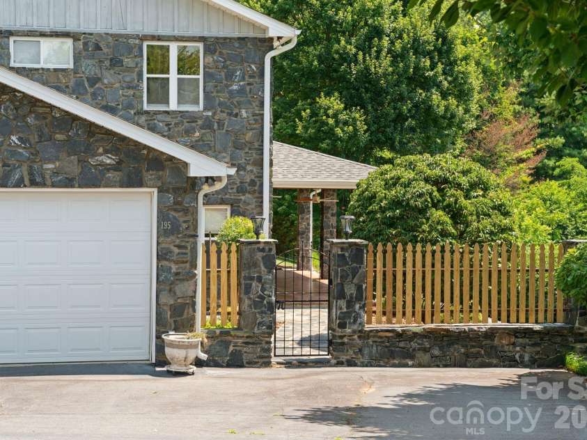 195 Oak Lane, Mars Hill, NC 28754.  MLS# CAR4394018, YatesRealty ID 34054. 