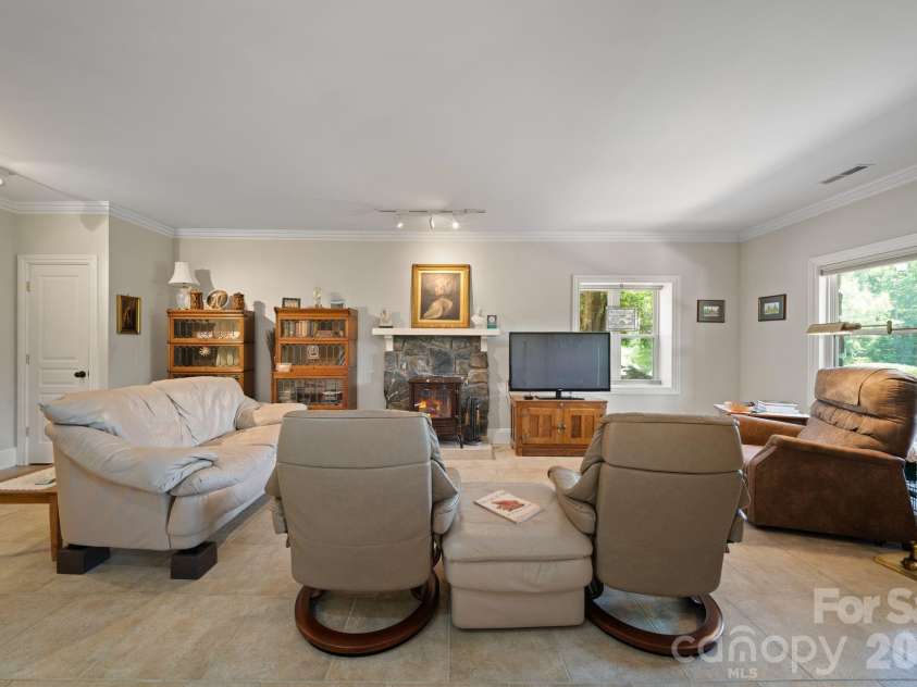 195 Oak Lane, Mars Hill, NC 28754.  MLS# CAR4394018, YatesRealty ID 34054. 