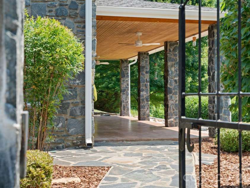 195 Oak Lane, Mars Hill, NC 28754.  MLS# CAR4394018, YatesRealty ID 34054. 