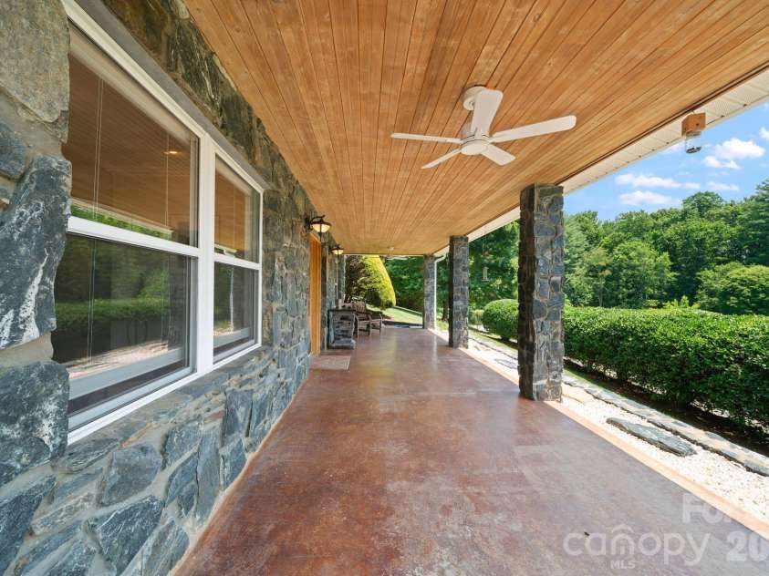 195 Oak Lane, Mars Hill, NC 28754.  MLS# CAR4394018, YatesRealty ID 34054. 