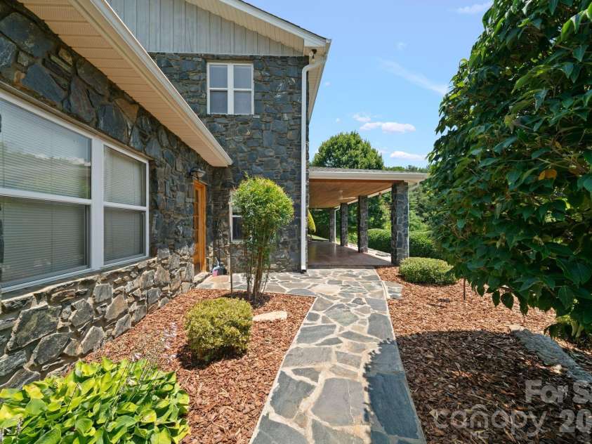195 Oak Lane, Mars Hill, NC 28754.  MLS# CAR4394018, YatesRealty ID 34054. Black granite walkway
