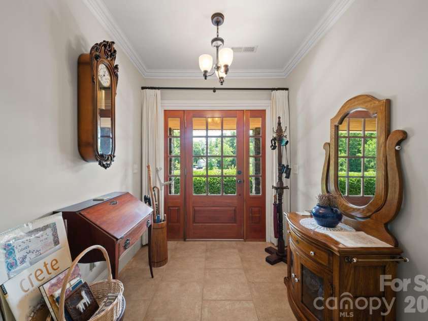 195 Oak Lane, Mars Hill, NC 28754.  MLS# CAR4394018, YatesRealty ID 34054. Spacious foyer
