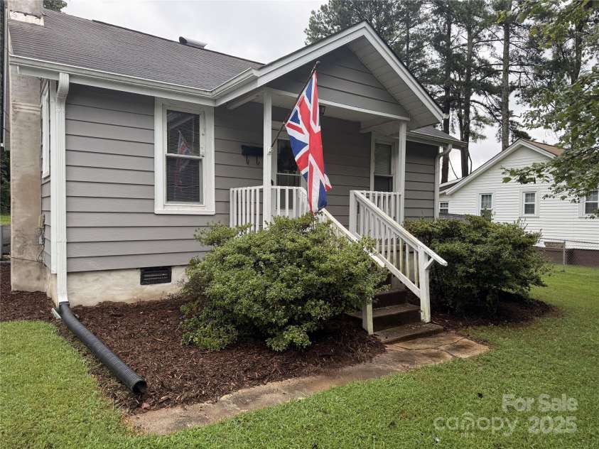 986 20th Street, Hickory, NC 28601.  MLS# CAR4291978, YatesRealty ID 34055. 