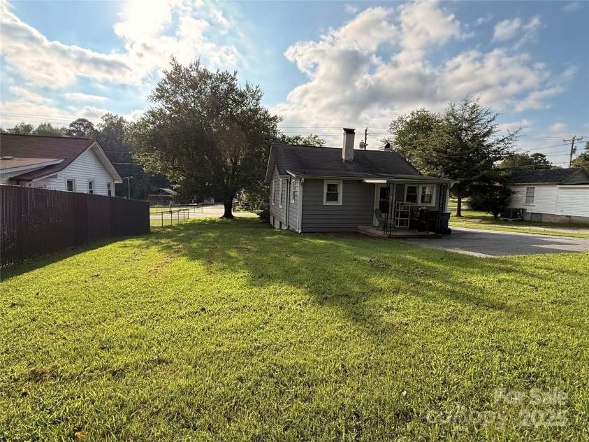 986 20th Street, Hickory, NC 28601.  MLS# CAR4291978, YatesRealty ID 34055. 