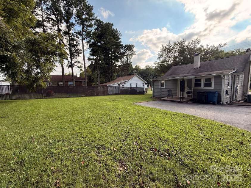 986 20th Street, Hickory, NC 28601.  MLS# CAR4291978, YatesRealty ID 34055. 