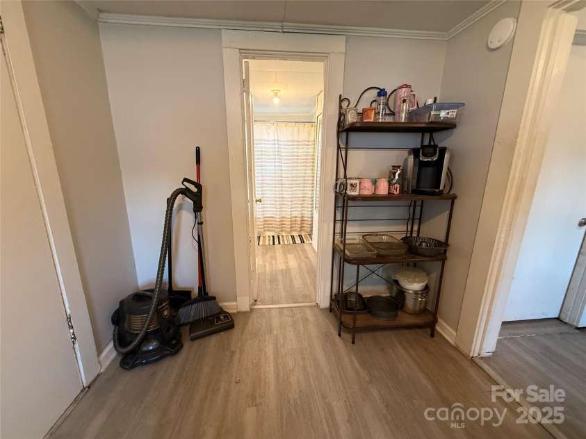 986 20th Street, Hickory, NC 28601.  MLS# CAR4291978, YatesRealty ID 34055. 