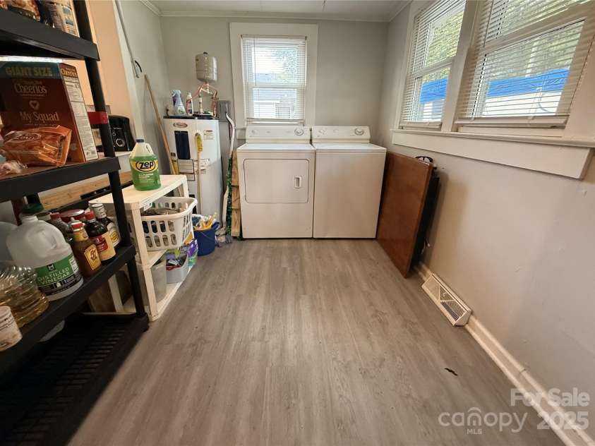 986 20th Street, Hickory, NC 28601.  MLS# CAR4291978, YatesRealty ID 34055. 