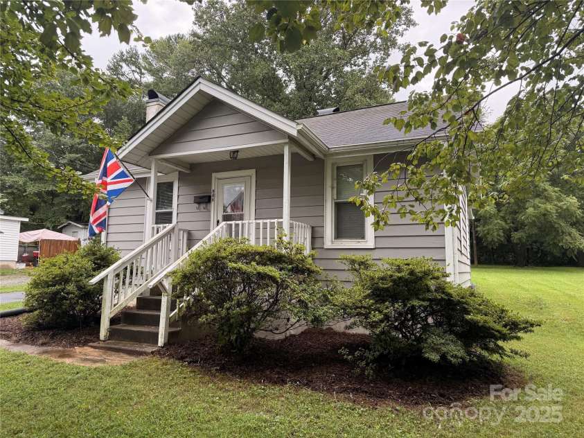 986 20th Street, Hickory, NC 28601.  MLS# CAR4291978, YatesRealty ID 34055. 986 20th St NE