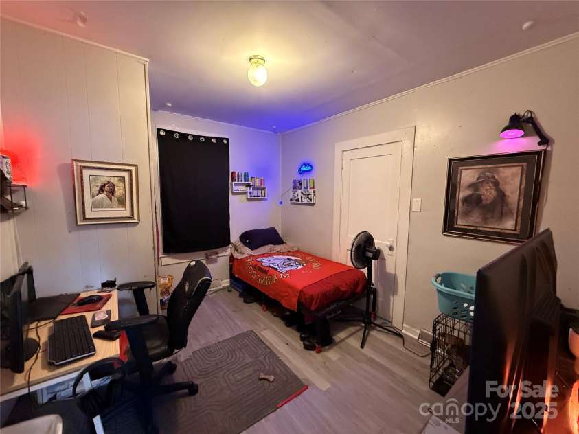 986 20th Street, Hickory, NC 28601.  MLS# CAR4291978, YatesRealty ID 34055. Bedroom 2