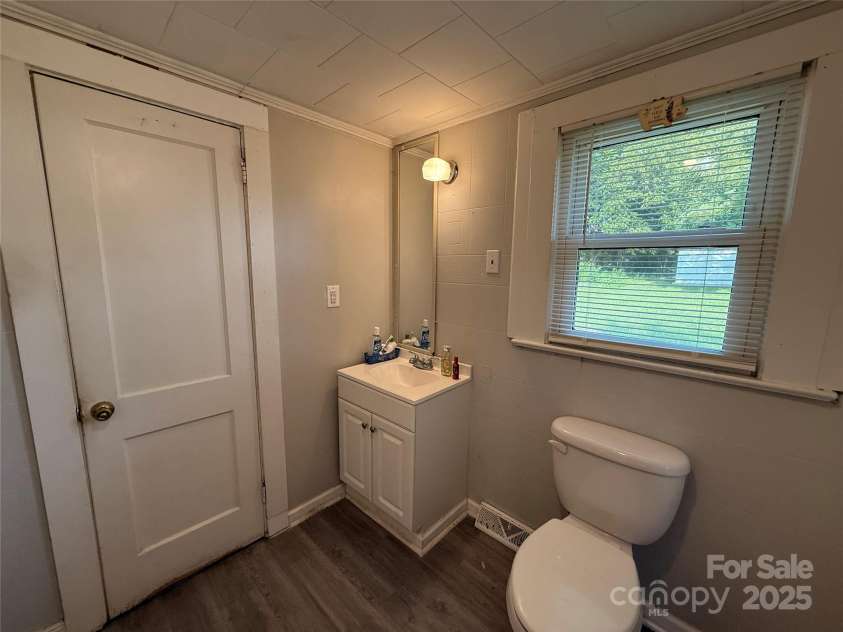 986 20th Street, Hickory, NC 28601.  MLS# CAR4291978, YatesRealty ID 34055. Full Bath