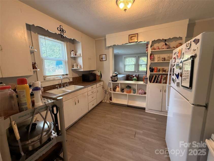 986 20th Street, Hickory, NC 28601.  MLS# CAR4291978, YatesRealty ID 34055. Kitchen