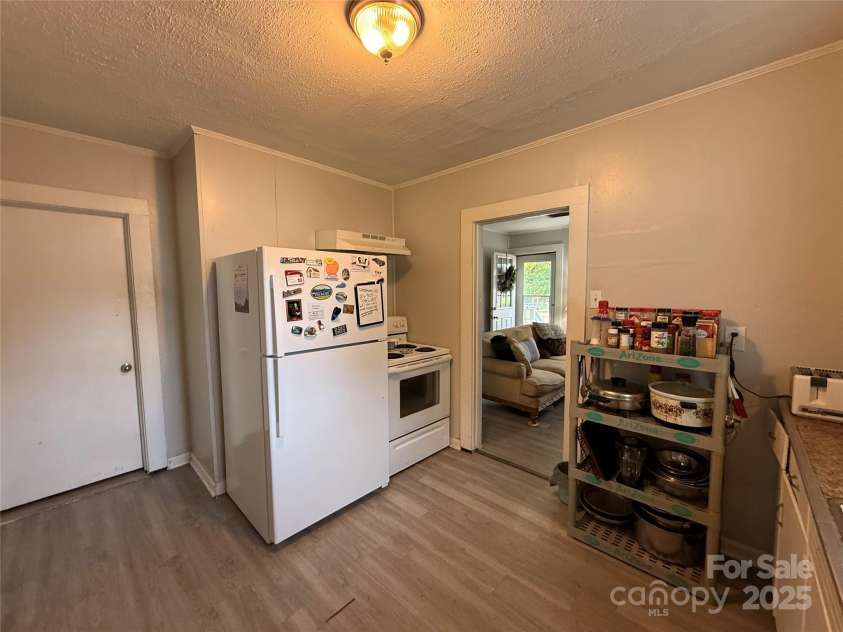 986 20th Street, Hickory, NC 28601.  MLS# CAR4291978, YatesRealty ID 34055. Kitchen
