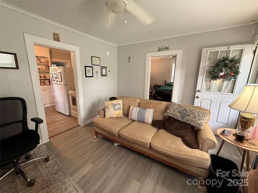 986 20th Street, Hickory, NC 28601.  MLS# CAR4291978, YatesRealty ID 34055. Living Room