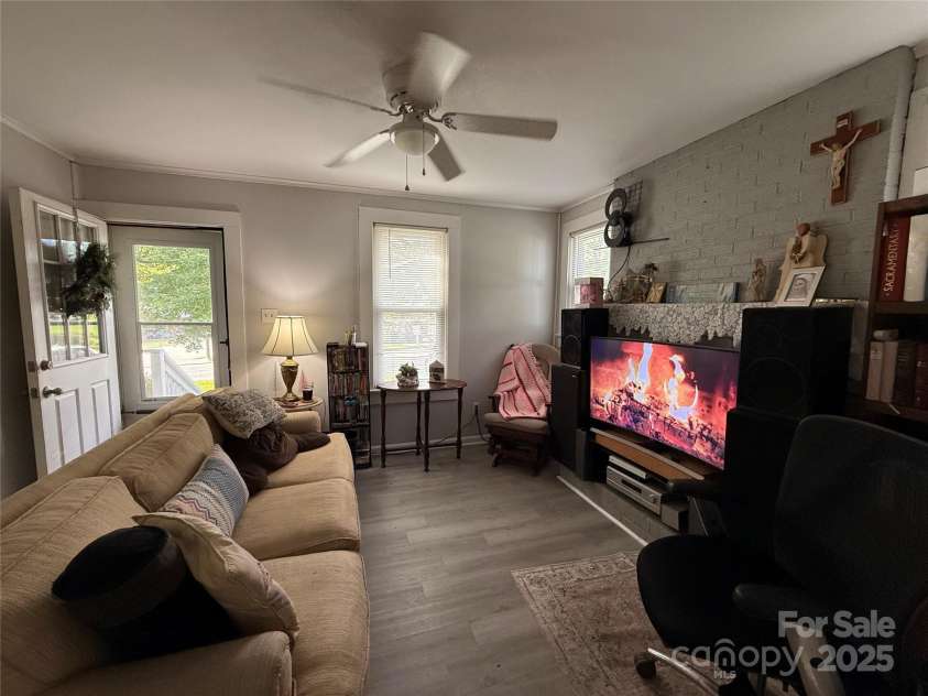 986 20th Street, Hickory, NC 28601.  MLS# CAR4291978, YatesRealty ID 34055. Living Room
