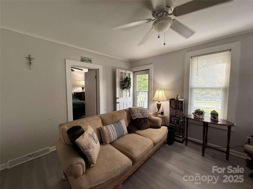 986 20th Street, Hickory, NC 28601.  MLS# CAR4291978, YatesRealty ID 34055. Living Room