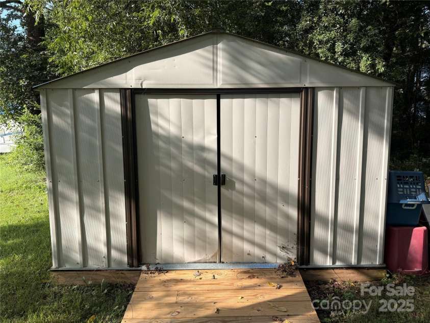 986 20th Street, Hickory, NC 28601.  MLS# CAR4291978, YatesRealty ID 34055. Shed