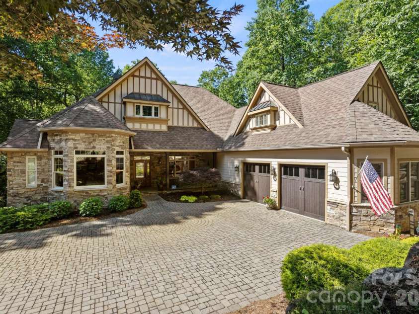 132 Pinnacle Peak Lane, Flat Rock, NC 28731.  MLS# CAR4398546, YatesRealty ID 34056. 