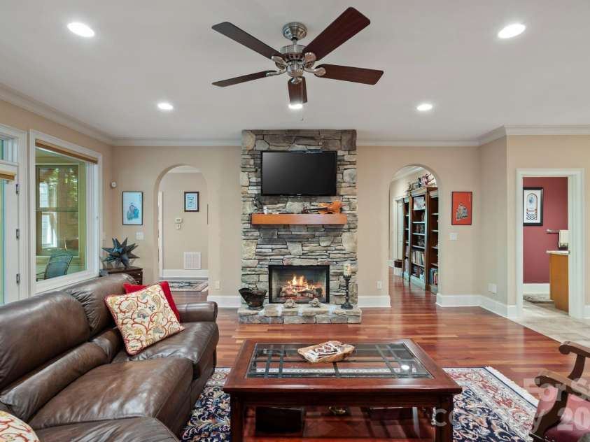 132 Pinnacle Peak Lane, Flat Rock, NC 28731.  MLS# CAR4398546, YatesRealty ID 34056. 
