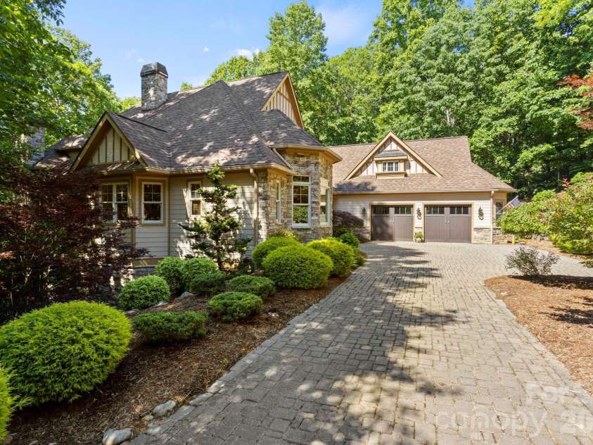 132 Pinnacle Peak Lane, Flat Rock, NC 28731.  MLS# CAR4398546, YatesRealty ID 34056. 