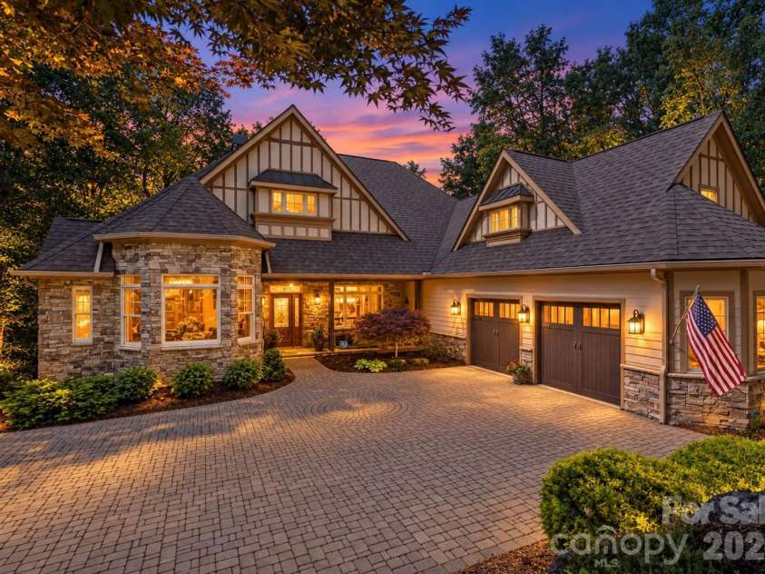 132 Pinnacle Peak Lane, Flat Rock, NC 28731.  MLS# CAR4398546, YatesRealty ID 34056. 