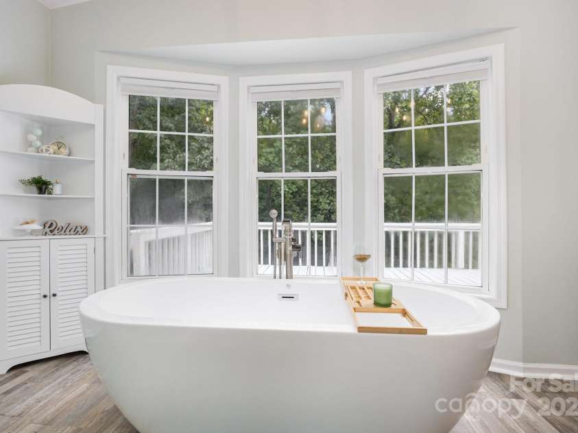 115 Trails End Lane, New London, NC 28127.  MLS# CAR4281214, YatesRealty ID 34059. Soaking Tub