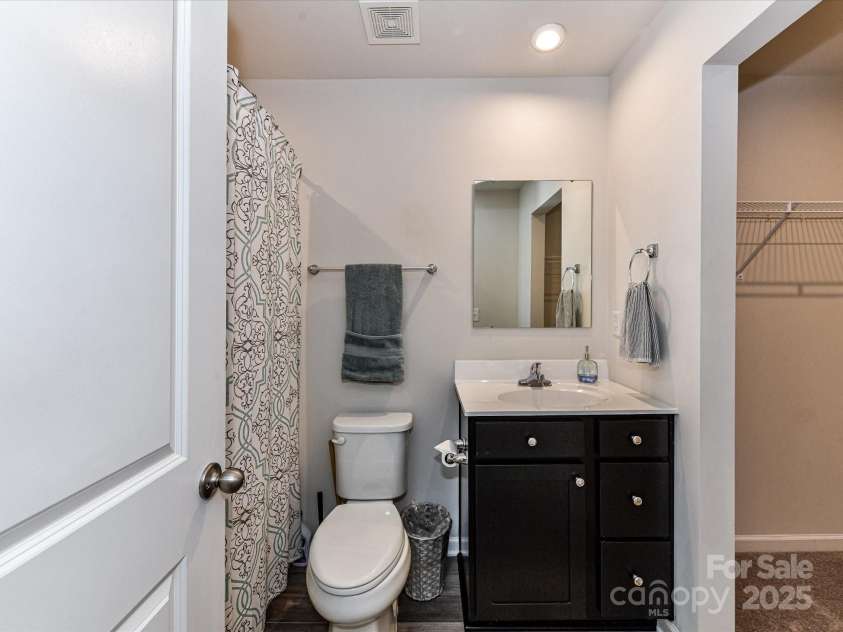 3008 Killick Terrace, Charlotte, NC 28269.  MLS# CAR4293773, YatesRealty ID 34063. Primary Bath