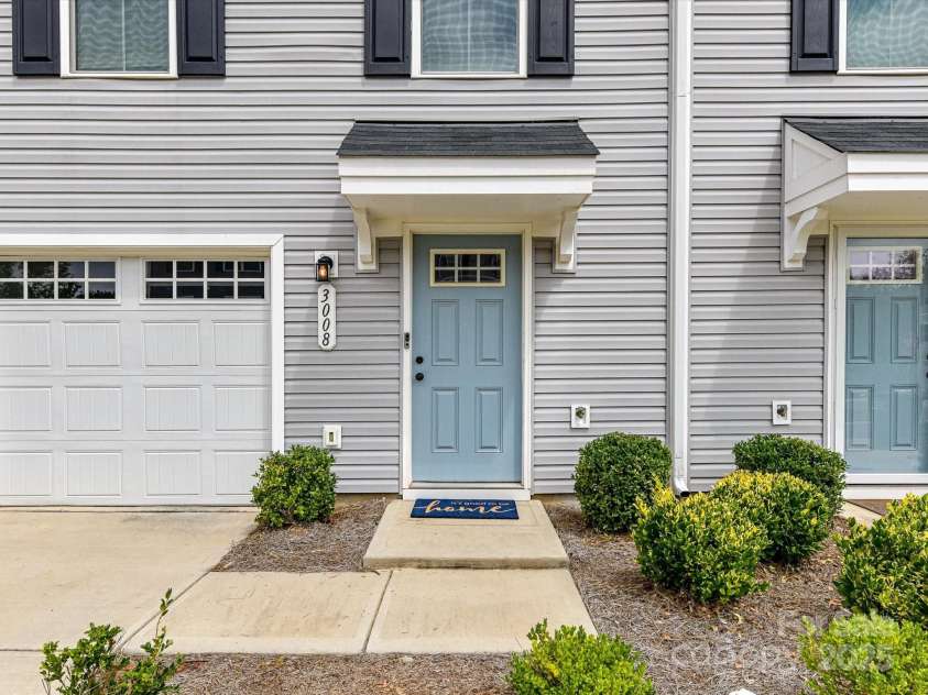 3008 Killick Terrace, Charlotte, NC 28269.  MLS# CAR4293773, YatesRealty ID 34063. Welcome Home!