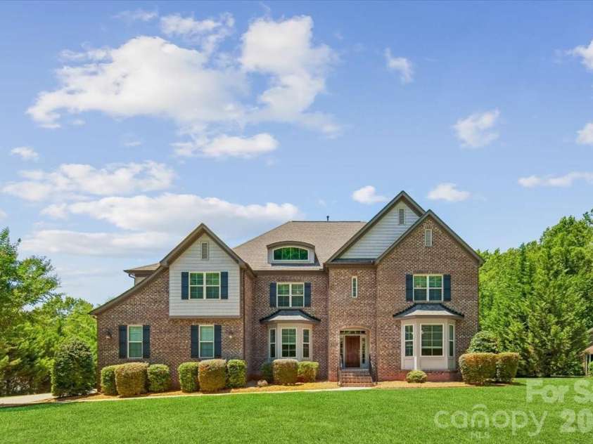 836 Elizabeth Lane, Matthews, NC 28105.  MLS# CAR4395250, YatesRealty ID 34064. 