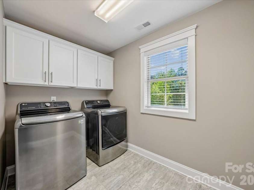 836 Elizabeth Lane, Matthews, NC 28105.  MLS# CAR4395250, YatesRealty ID 34064. 