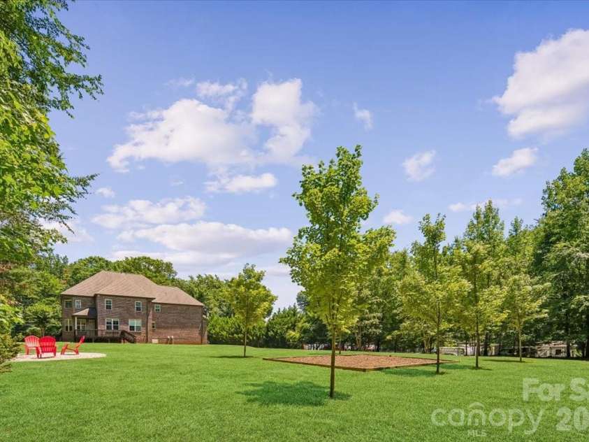 836 Elizabeth Lane, Matthews, NC 28105.  MLS# CAR4395250, YatesRealty ID 34064. 