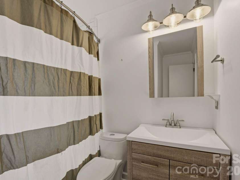 5301 Glenham Drive, Charlotte, NC 28210.  MLS# CAR4396260, YatesRealty ID 34068. 2nd Full Bath (upstairs) 