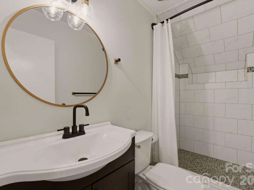 5301 Glenham Drive, Charlotte, NC 28210.  MLS# CAR4396260, YatesRealty ID 34068. 3rd Full Bath 