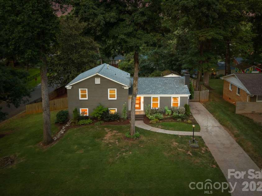 5301 Glenham Drive, Charlotte, NC 28210.  MLS# CAR4396260, YatesRealty ID 34068. 